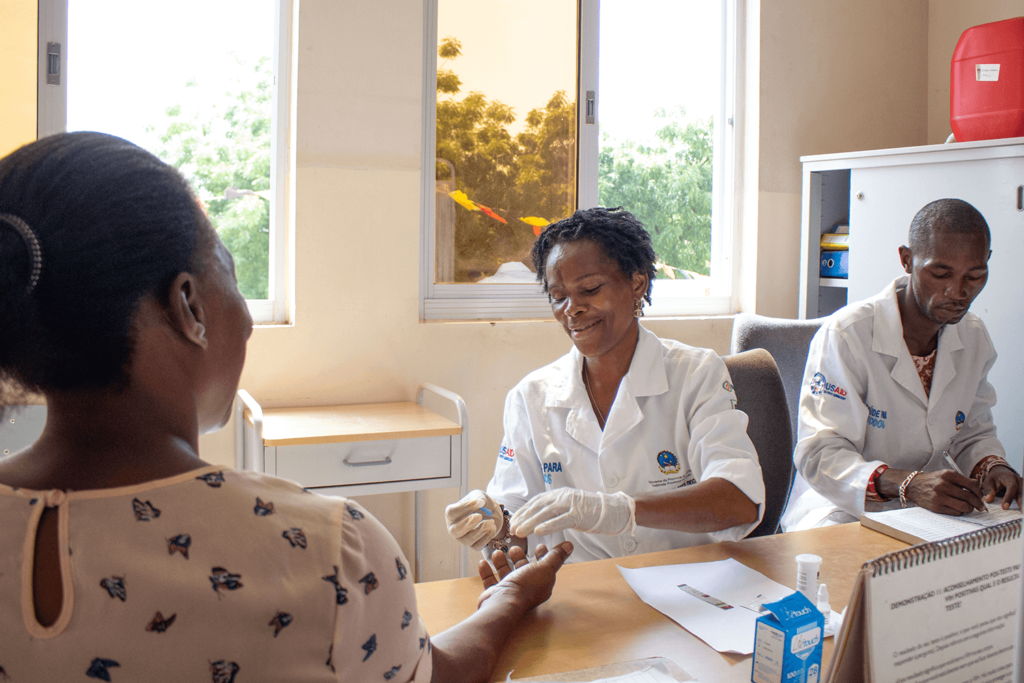 Gesundheitspersonal liefert HIV-Test in Angola