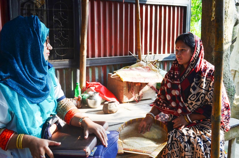 Un agent de santé communautaire rend visite à une femme au sujet de la tuberculose crédit photo MSH