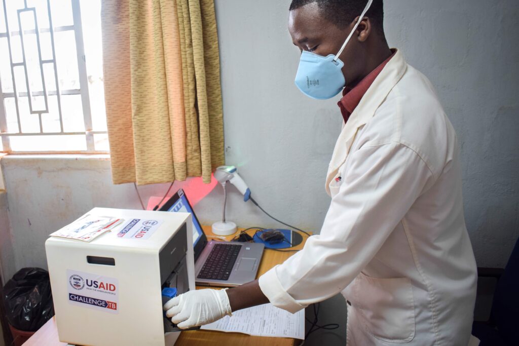 Médico realiza teste de tuberculose