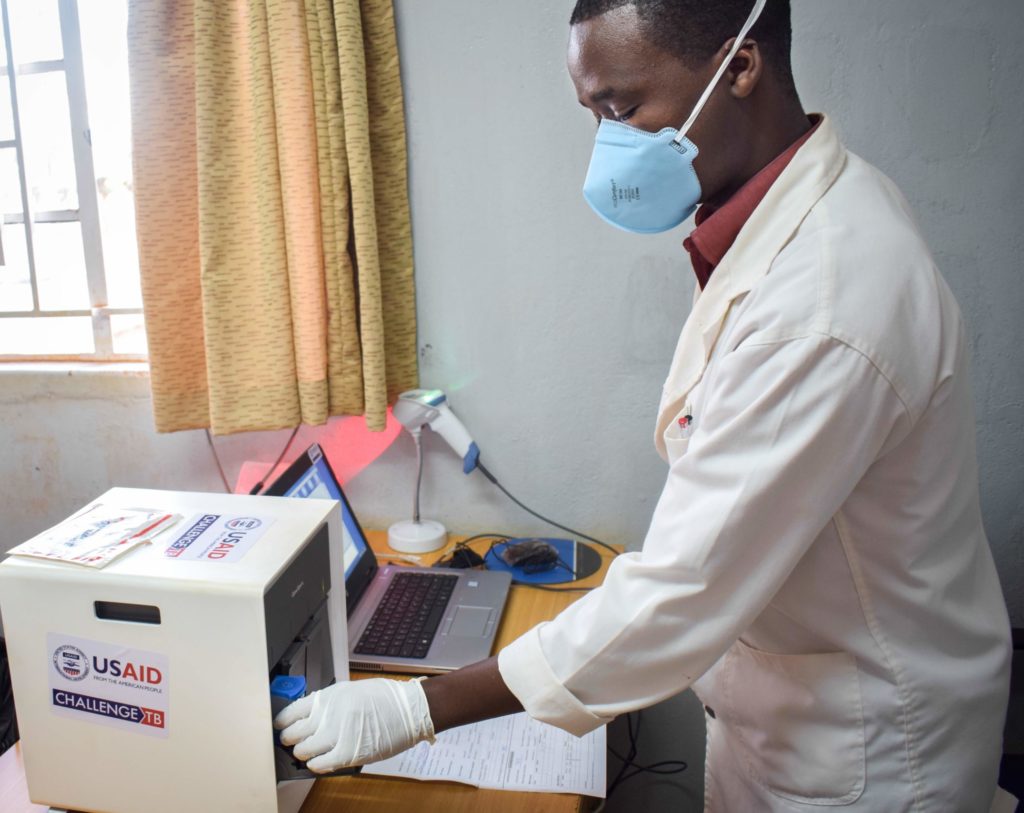 Kliniker führt TB-Tests durch