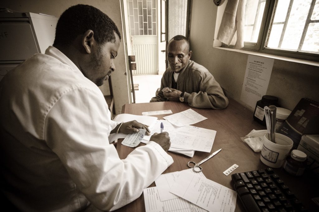 Técnico de salud tomando notas del paciente. Crédito de la foto Warren Zelman