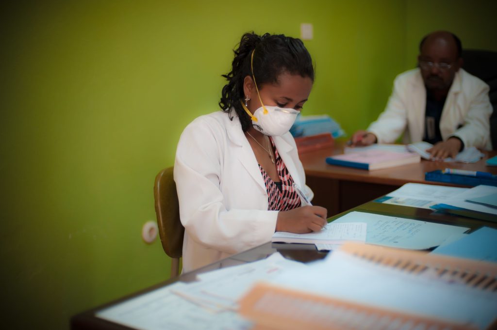 Trabajador sanitario tomando notas. Foto de Warren Zelman.
