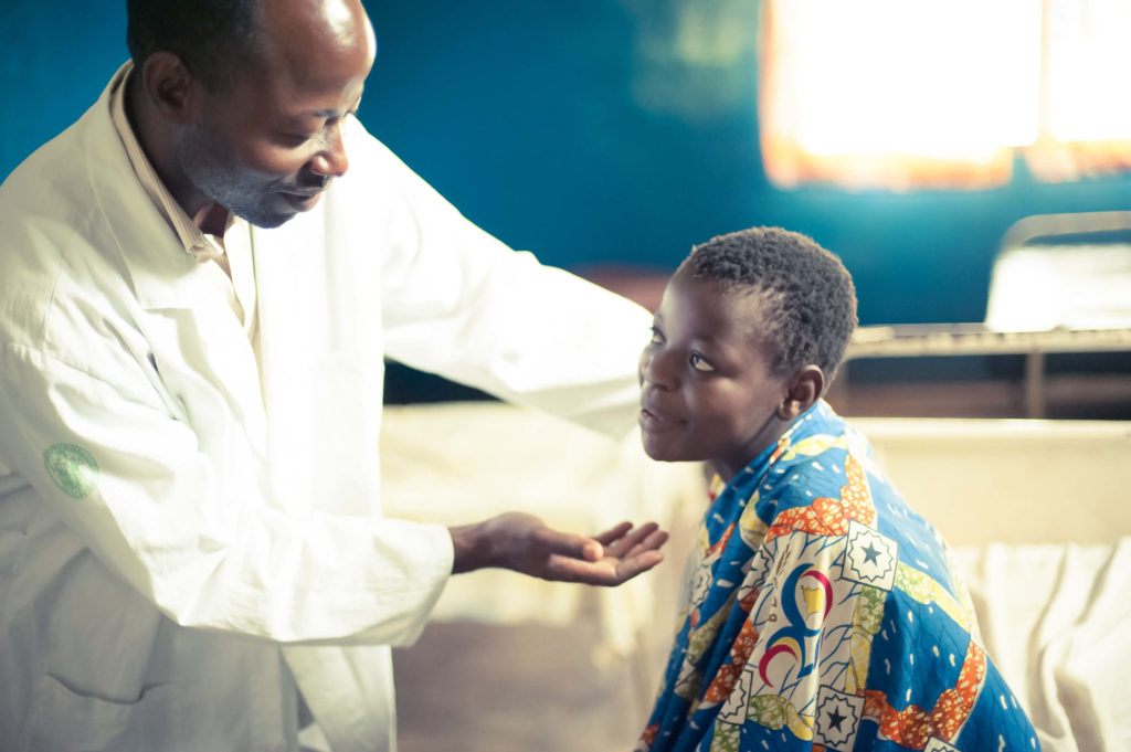 Niña y médico en un hospital en Mbuji Mayi, República Democrática del Congo