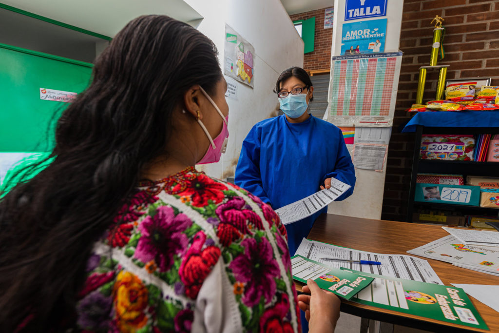 Mulheres grávidas recebendo informações de saúde durante a pandemia de COVID-19