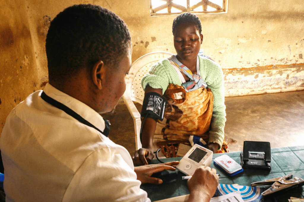 Mulher recebendo verificação de bem-estar durante aconselhamento de planejamento familiar na clínica de extensão da FP em Mulanje, Malawi, crédito fotográfico MSH