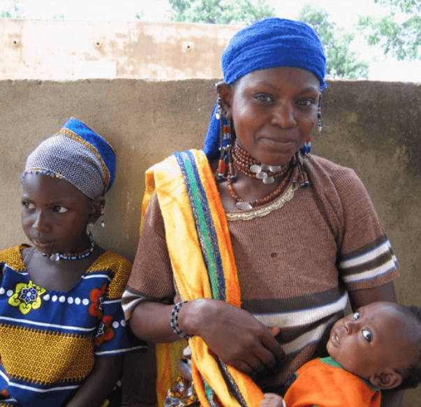 Madre e hijos en Burkina Faso
