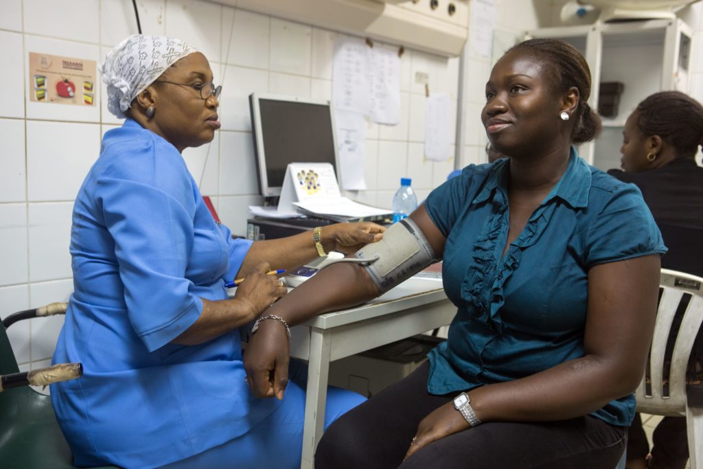 Mulher faz exame de pressão arterial no Hospital Nacional de Abuja, Nigéria, em 14 de maio de 2014. foto de Gwenn Dubourthournieu
