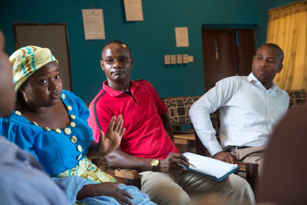 Funcionários das instalações de saúde do governo nigeriano participam de uma reunião sobre a prevenção da transmissão vertical do HIV foto de Gwenn Dubourthournieu