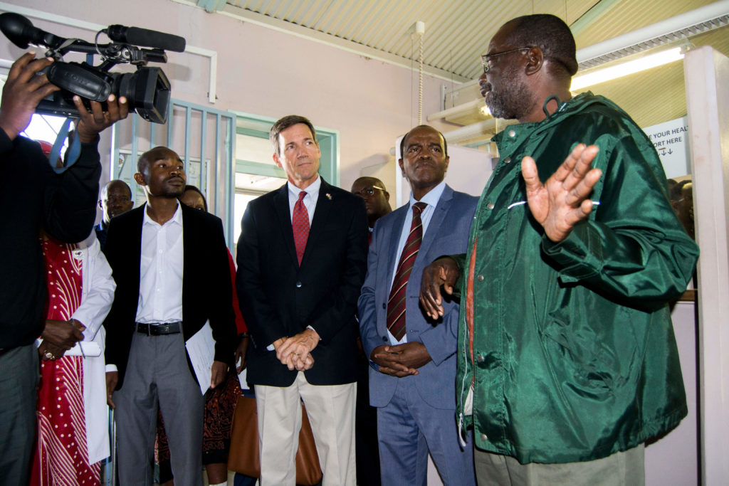 Olavi Shomongula comparte su testimonio con el embajador de Estados Unidos en Namibia