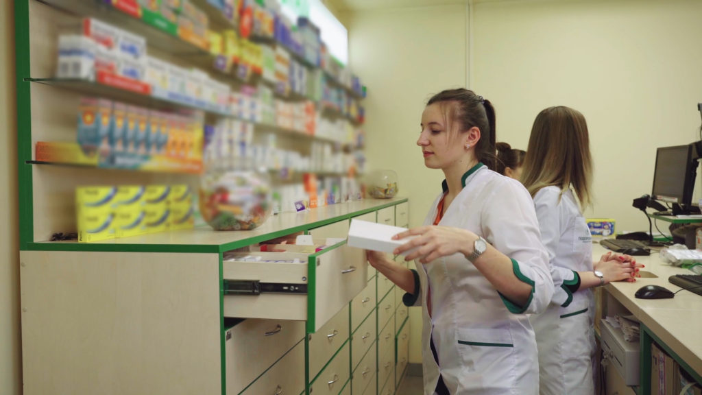 Personnel de pharmacie en Ukraine