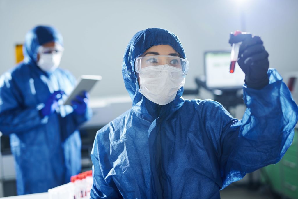 Wissenschaftler im Gesundheitswesen, der in einem Labor arbeitet