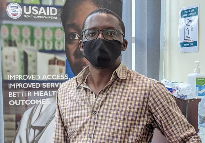 [Dr. Reuben Kiggundu, Diretor de Projeto de País do Programa de Medicamentos, Tecnologias e Serviços Farmacêuticos da USAID (MTaPS) em Uganda.]