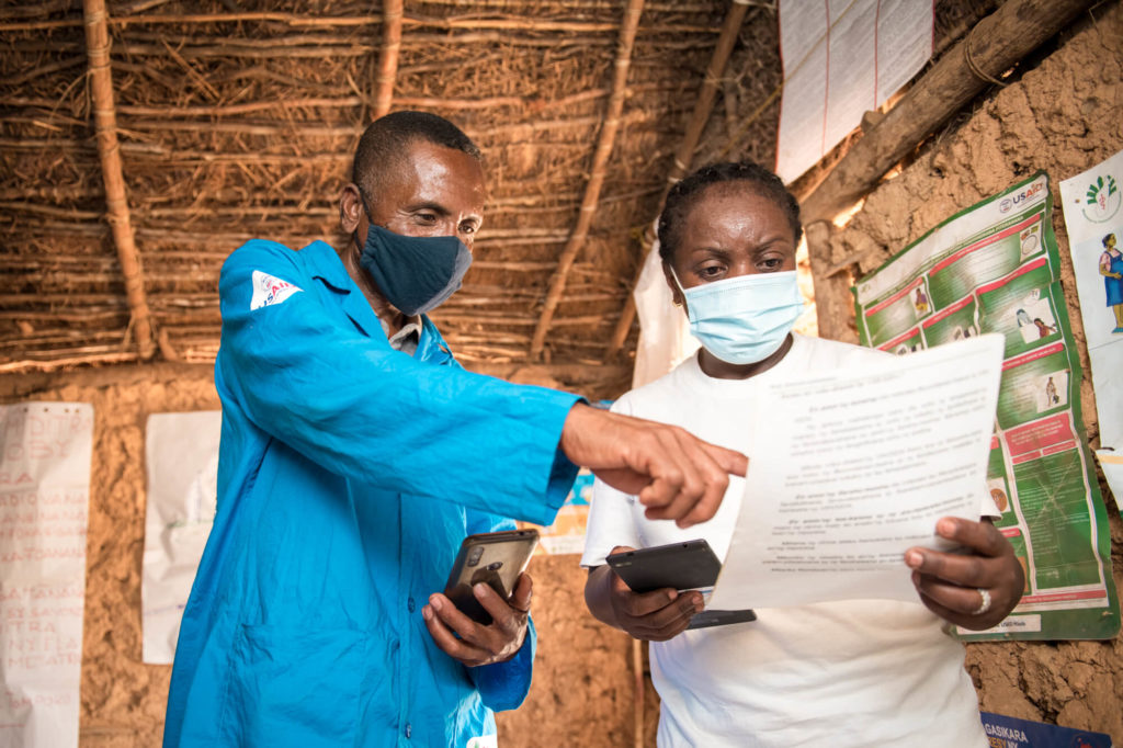Le volontaire de santé communautaire Tsiraiky Abotono est supervisé sur place par le chef de son centre de santé