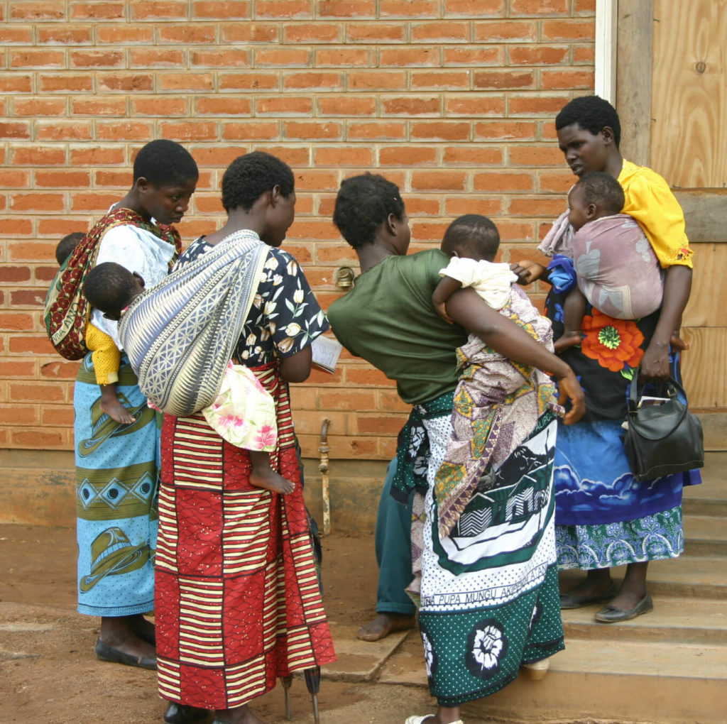 Des femmes au Malawi portent leurs enfants_Crédit photo Carmen Urdaneta/MSH