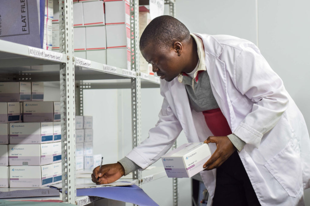 Asistente de farmacia en el Hospital de Lilongwe, Malawi, que recibe capacitación en el marco de la Actividad de salud de la ONSE