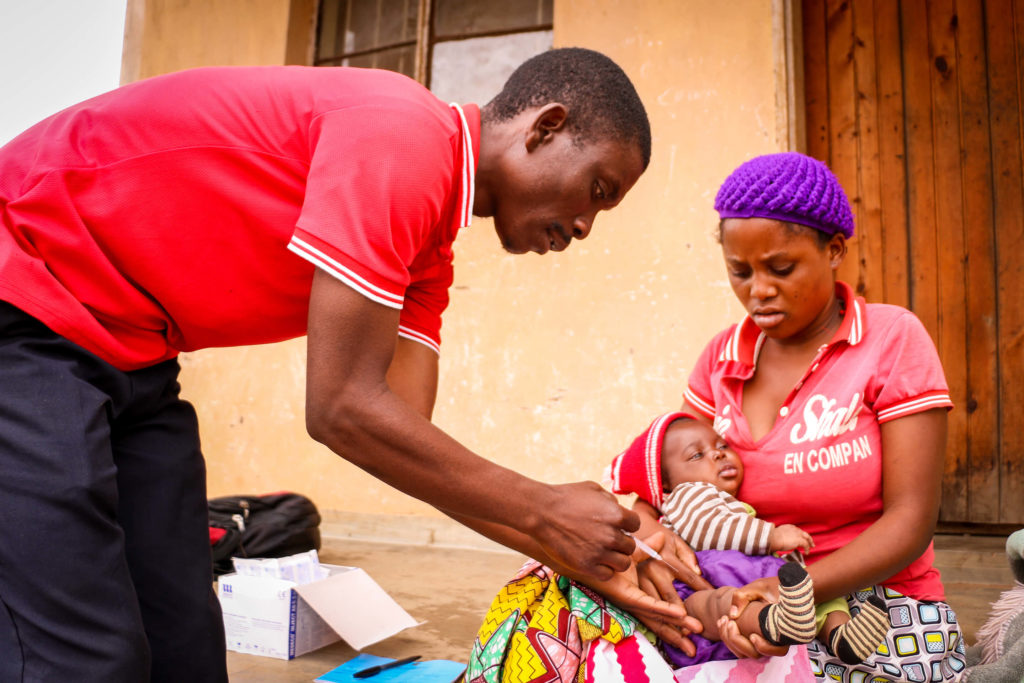 Baby erhält Impfung in einer aufsuchenden Klinik in einem schwer zugänglichen Gebiet, Mulanje, Malawi im Rahmen der ONSE-Gesundheitsaktivität