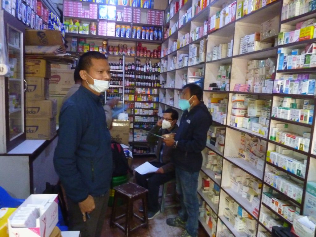 Personnel de pharmacie au Népal