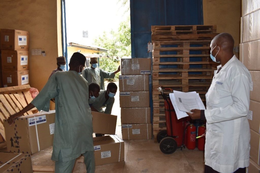 Freiwillige im Gesundheitsbereich der Gemeinde, unterstützt von PMI, versorgen mehr als 1.2 Millionen Kinder im Bundesstaat Zamfara Nigeria mit einer präventiven Behandlung gegen Malaria