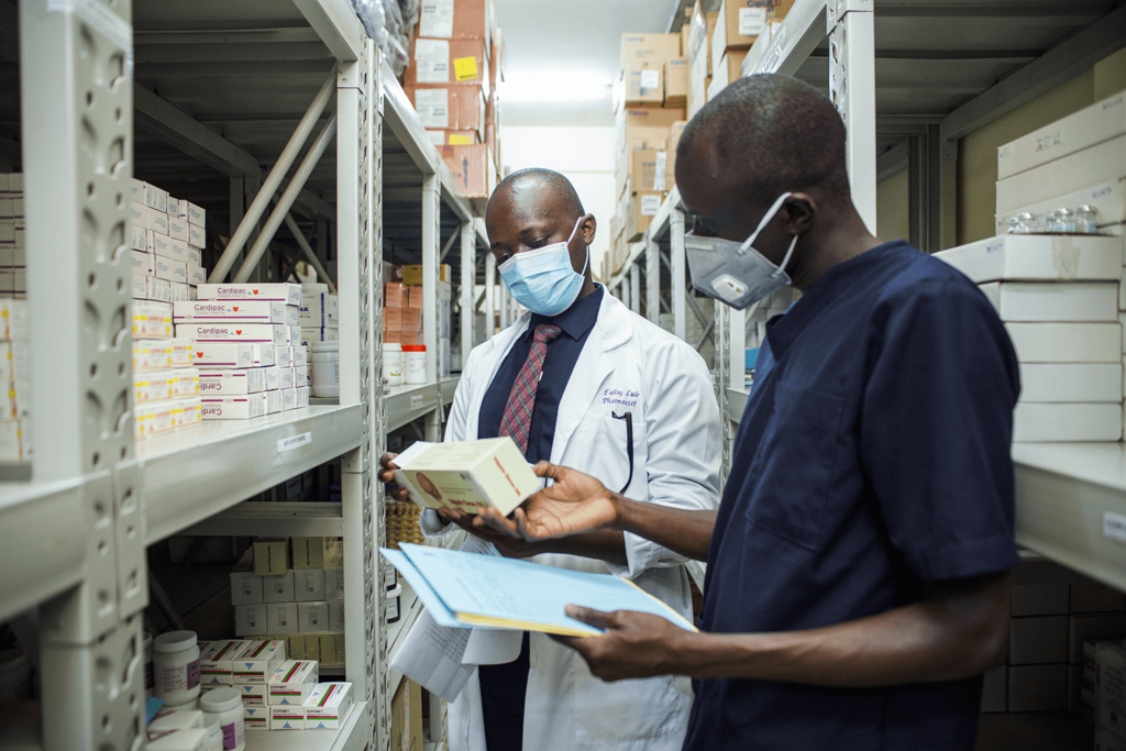 O Oficial de Inventário Salvador Ongeowun e o Farmacêutico Falisy Lule no estoque de medicamentos do Hospital Nacional de Referência Kiruddu em Uganda_ Crédito da foto MSH