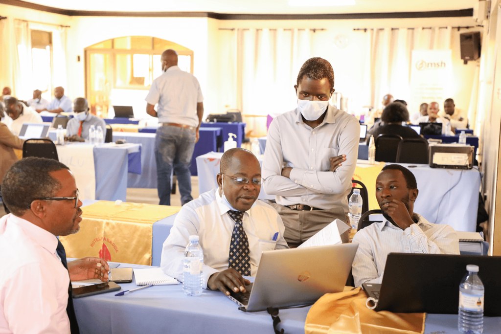 Los líderes del Hospital de referencia regional de Mbarara y el director de la cadena de suministro de actividades de SSCS, Denis Okidi, en una discusión grupal en mayo de 2021.