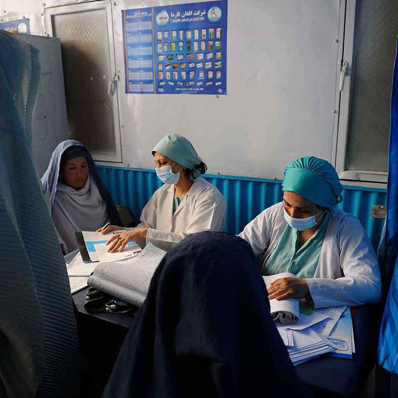 Los médicos visitan a los pacientes en el hospital Rabia Balkhi, Kabul, Afganistán_Photo Credit Afghan Eyes-Jawad Jalali