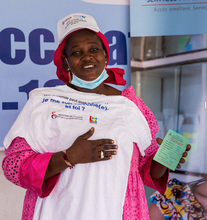 No Senegal, o Programa MTaPS da USAID ajudou a identificar e gerenciar as atividades de vacinação COVID19, incluindo dados, resíduos e gerenciamento de eventos adversos, e fortalecendo a capacidade dos prestadores de serviços