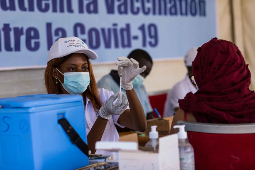 Au Sénégal, le programme USAID MTaPS a aidé à identifier et à gérer les activités de vaccination contre la COVID-19, y compris la gestion des données, des déchets et des événements indésirables, et à renforcer les capacités des prestataires de services.