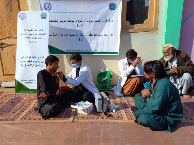 El programa AFIAT en Afganistán brinda supervisión de apoyo y capacitación en el trabajo en los sitios de vacunación masiva contra el COVID19. Crédito de la foto: personal de MSH.