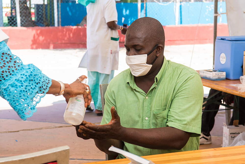 Hombre recibe la vacuna COVID-19 en Senegal crédito de foto MSH