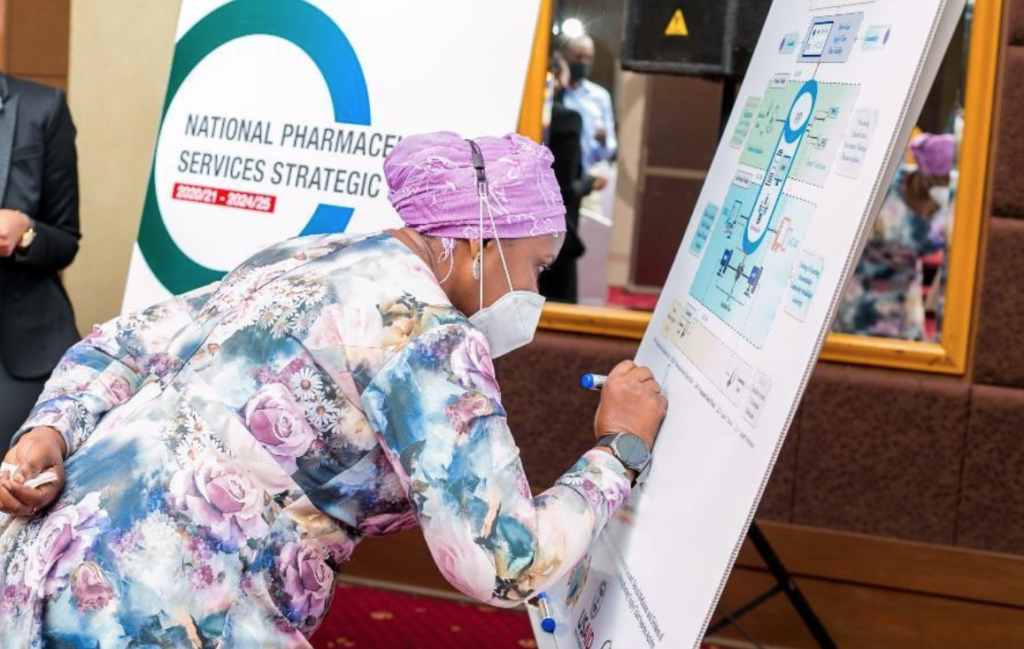 Hon. Rukia Nakadama, dritte stellvertretende Premierministerin, unterzeichnet die offiziellen Poster zur Markteinführung