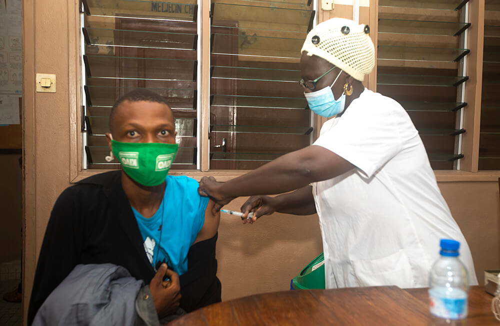 Homem é vacinado no centro de saúde de Sèmè-Podji no Benin_Crédito da foto Azick Sèmèho Gnanhoui