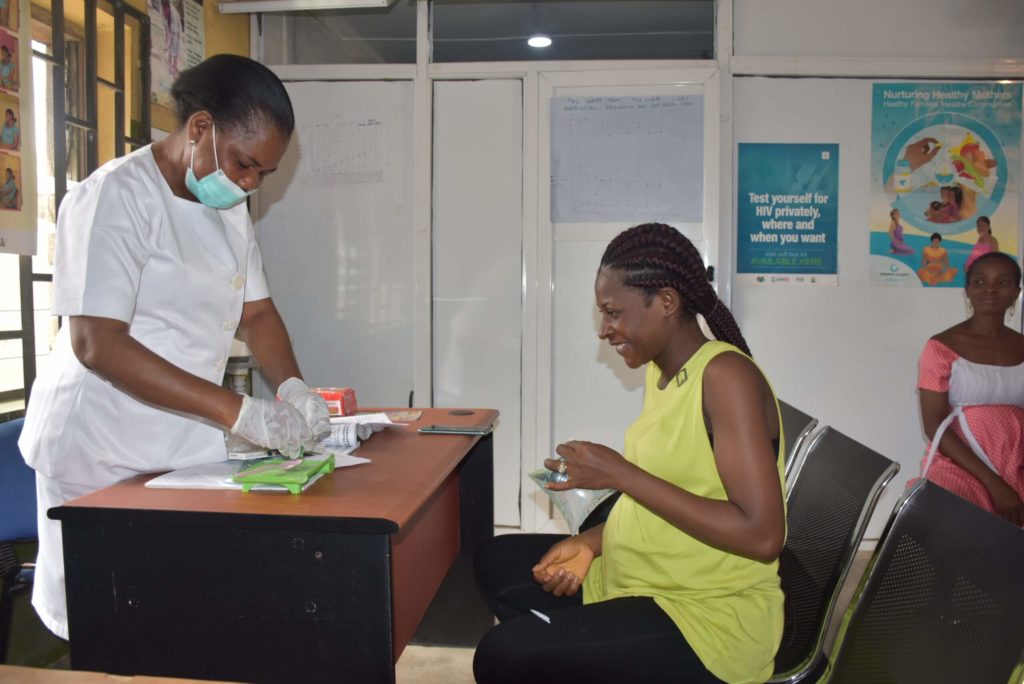 Mercy versorgt eine schwangere Patientin mit Medikamenten zum Schutz vor Malaria. Bildnachweis PMI-S