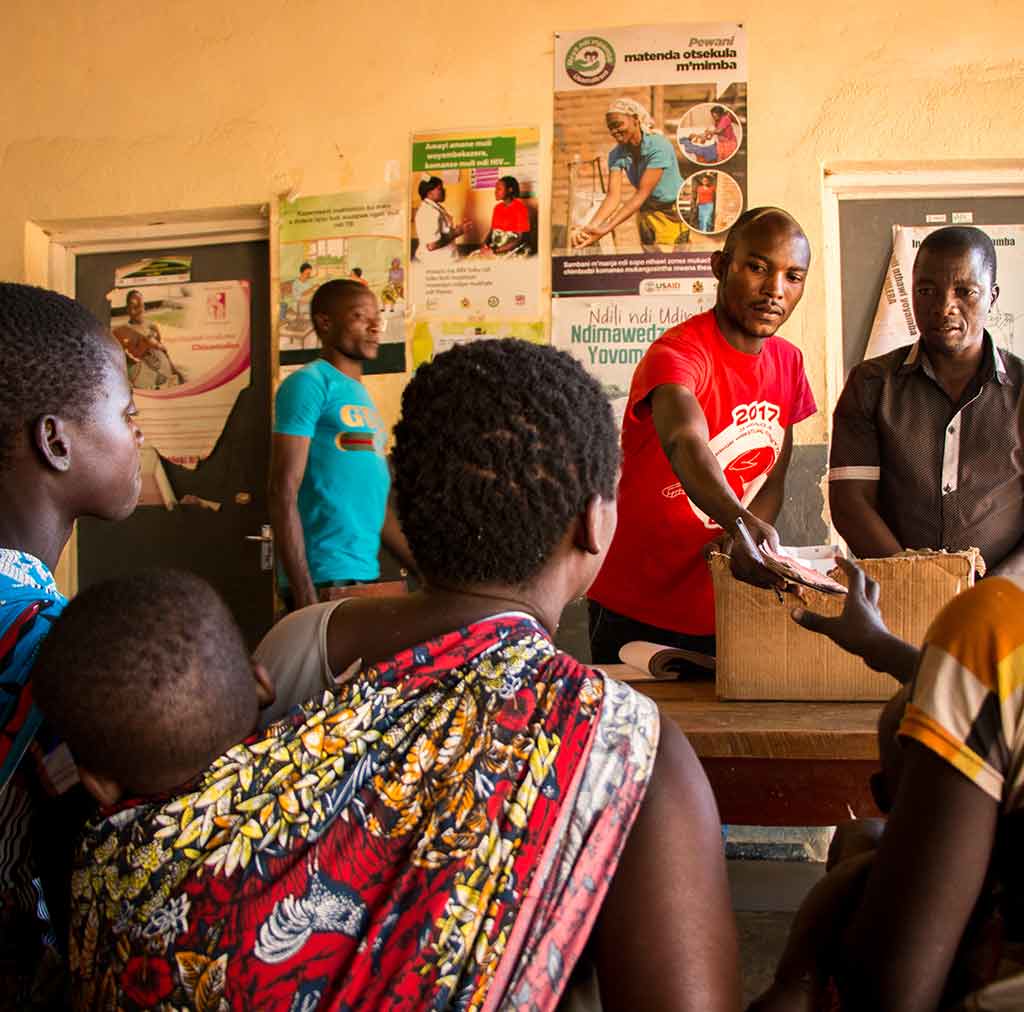Patienten erhalten Gesundheitsbuch im Gesundheitszentrum in Nkhotakota, Malawi, ONSE Health Activity