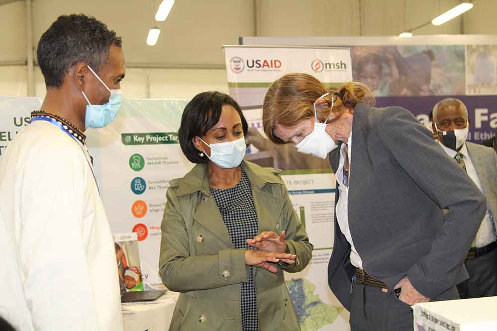 Sobrevivientes de tuberculosis se reúnen con Samantha Power en Etiopía