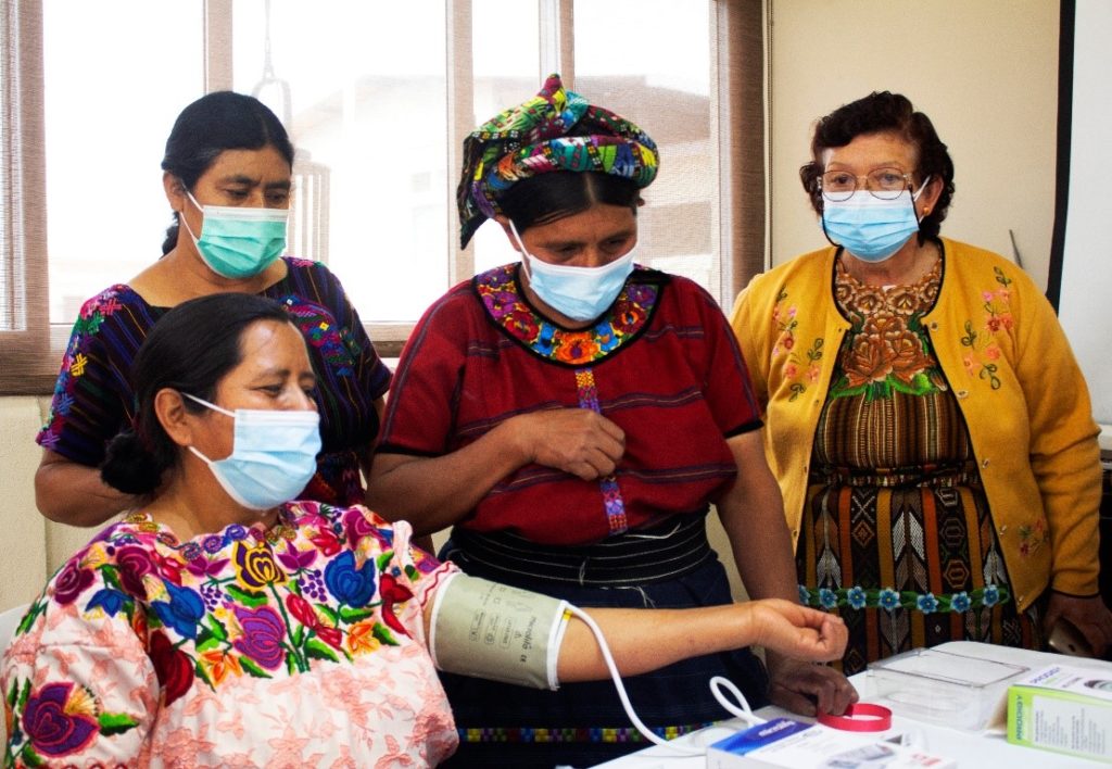 Eine Gruppe von Comadronas oder Hebammen lernt in Guatemala, wie man den Blutdruck genau misst