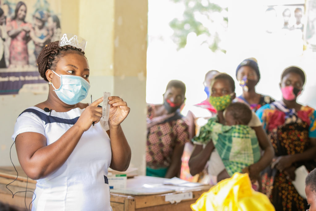 Une infirmière donne une formation sur la contraception Sayana Press à un groupe de femmes