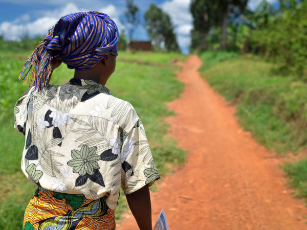 Gemeindegesundheitshelferin Marie Chantal auf dem Weg in ihr Dorf Batamuliza Hururiro in der Nähe des Gesundheitszentrums Rukumo, Ruanda