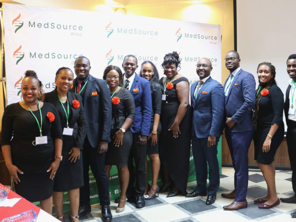 Personal posando en la Cumbre de Miembros de MedSource 2019