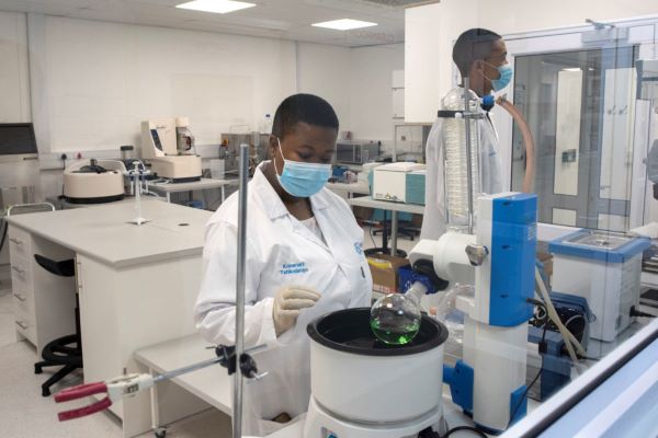 Um trabalhador mascarado no laboratório Afrigen Vaccines & Biologics da Cidade do Cabo.