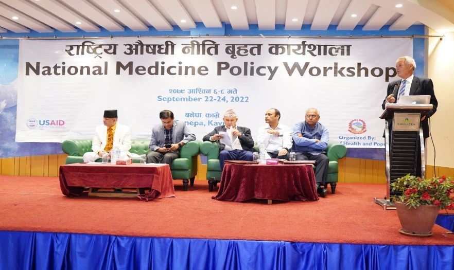 MTaPS-Nepal-Story-Internationaler-Medizinpolitik-Experte-Hendrik-V-Hogerzeil-gibt-einen-Überblick-über-den-Prozess-der-Formulierung-von-NMP-bei-der-Nationalen-Medizinpolitik- Workshop.-Bildnachweis-USAID-MTaPS-Nepal