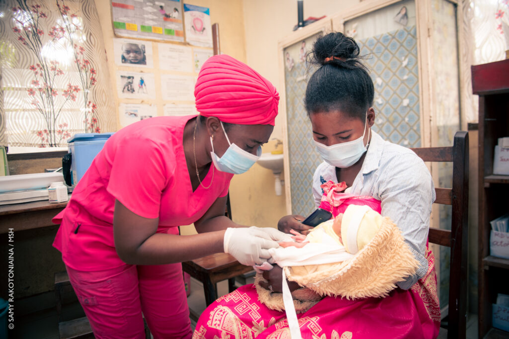 Trabajador sanitario vacunando a un bebé en Madagascar