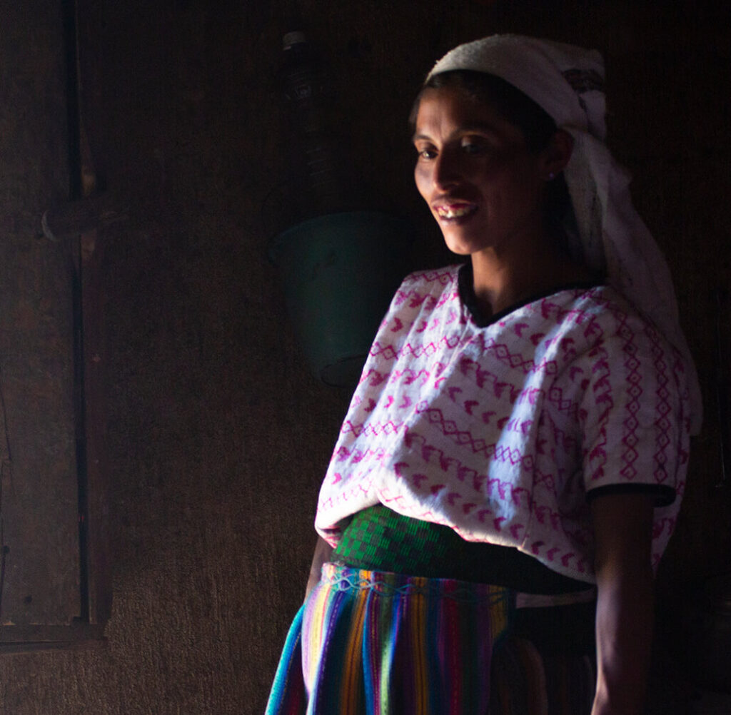Eine schwangere Frau in Guatemala wartet auf Schwangerschaftsvorsorge.