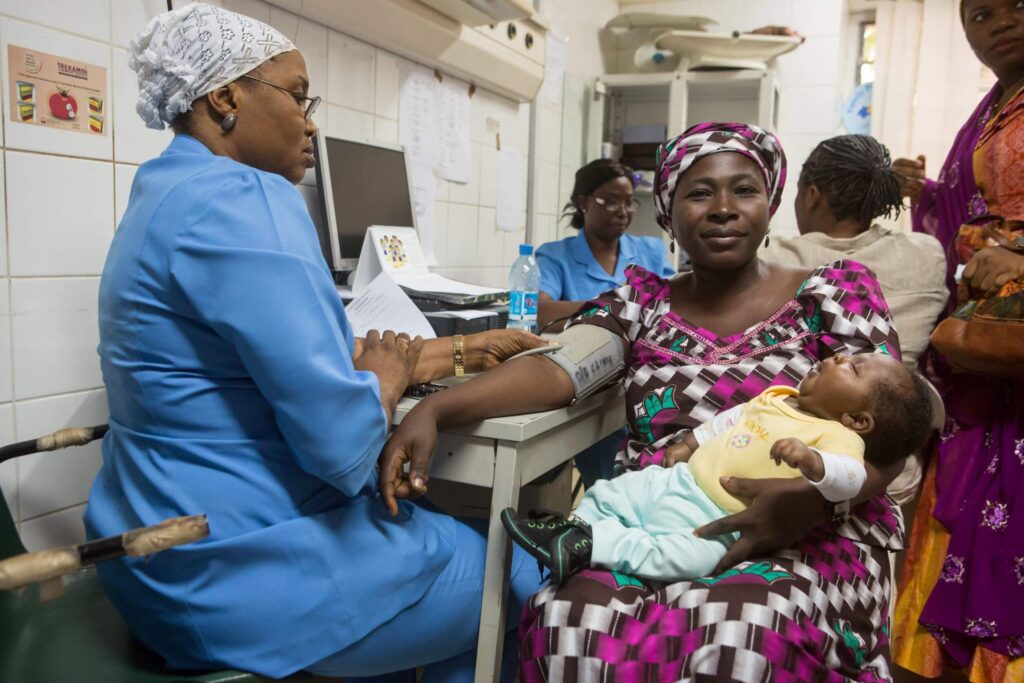 Uma mulher faz o teste de pressão arterial no Hospital Nacional de Abuja, Nigéria, em 14 de maio de 2014. (Crédito da foto: Gwenn Dubourthournieu)