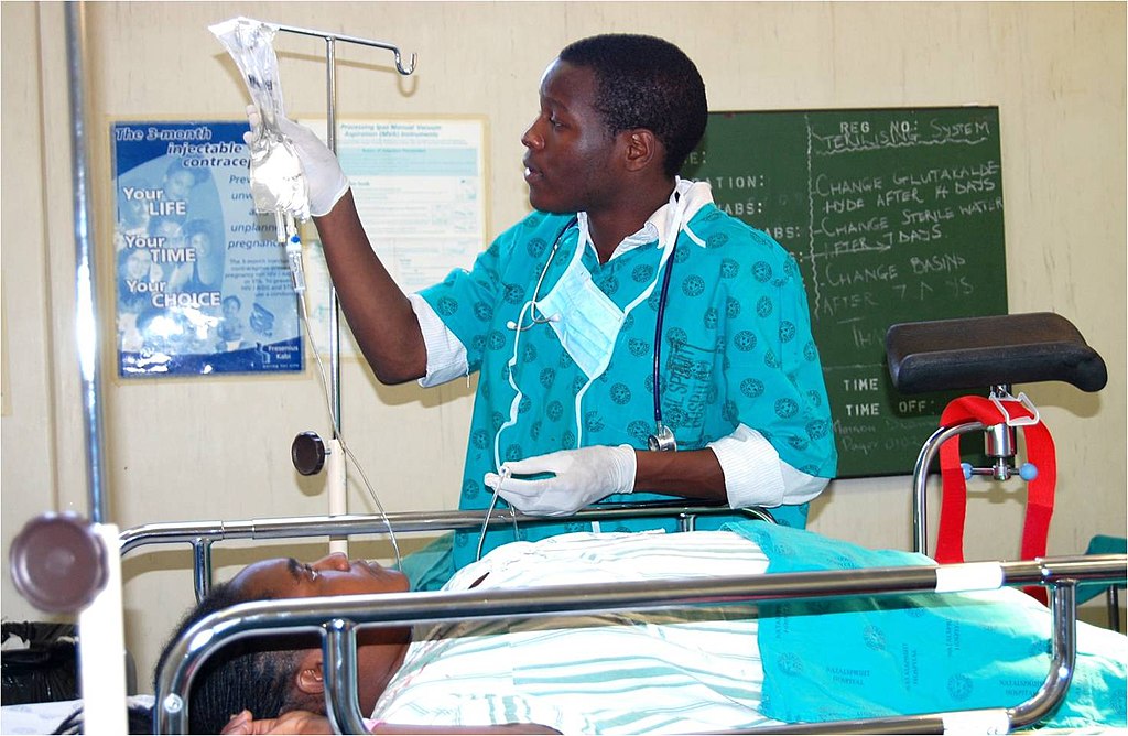 African_Undergraduate_Young_doctor_checking_on_a_patient. Bildnachweis JacobOcenFay