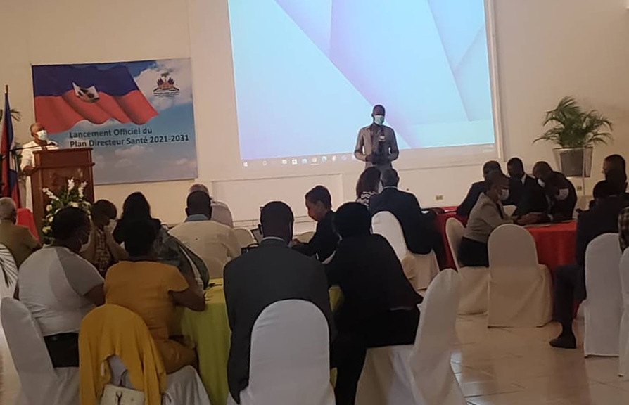 Le Dr Jocelyn Marhone, MSPP, s'exprime devant une salle pleine de monde lors du lancement officiel du plan directeur en Haïti. Crédit photo : Alexandra Emilien