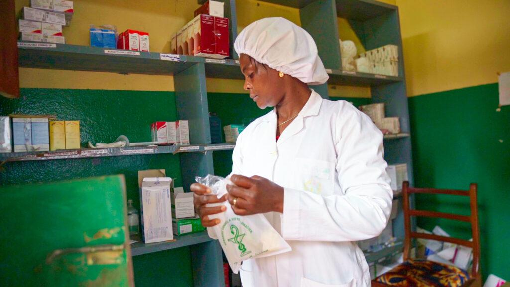 Un pharmacien dans la réserve de l'hôpital du district de Mbouda au Cameroun. Crédit photo : François Ebah Bela