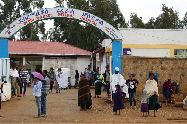 People entering and exiting the main entrance to Debre Markos Hospital, Ethiopia (Photo Credit Daphne Northrop MSH)