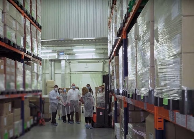 Trabalhadores inspecionam um depósito onde medicamentos e produtos médicos são armazenados aguardando distribuição.