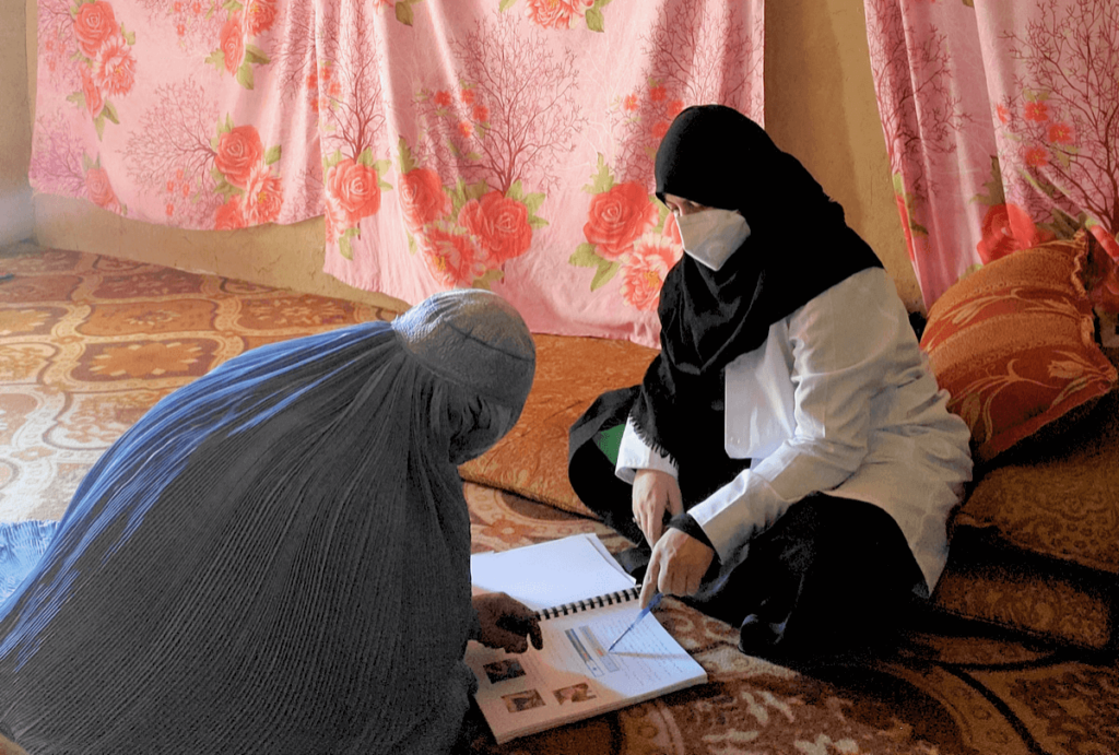 Weibliche CHWs spielen eine entscheidende Rolle, um sicherzustellen, dass Frauen in ihren Gemeinden Zugang zu Gesundheitsdiensten in Afghanistan haben. Bildnachweis: AFIAT-Mitarbeiter/MSH-Mitarbeiter.