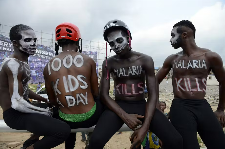 Os moradores de Lagos usam a arte para chamar a atenção para as lacunas na prevenção e tratamento da malária. Segundo a UNICEF, mais de 1,000 crianças menores de 5 anos contraem malária todos os dias. Pius Utomi Ekpei/AFP via Getty Images